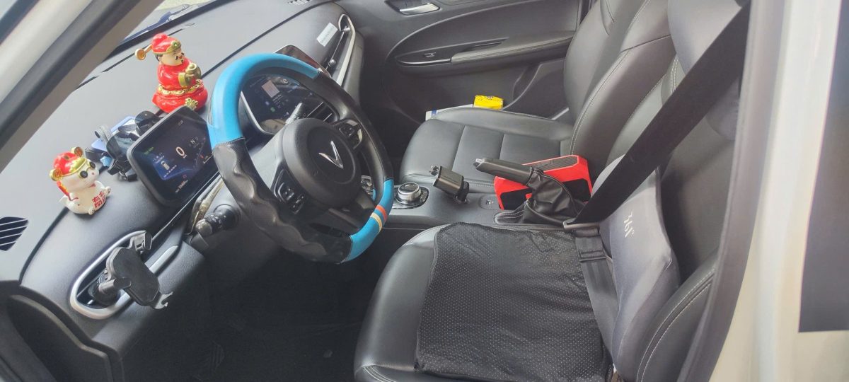 Khoang lái xe VinFast VF5 với vô lăng và màn hình trung tâm