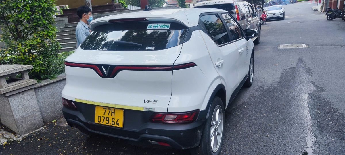 Đuôi xe VinFast VF5 có nhãn xe hợp đồng