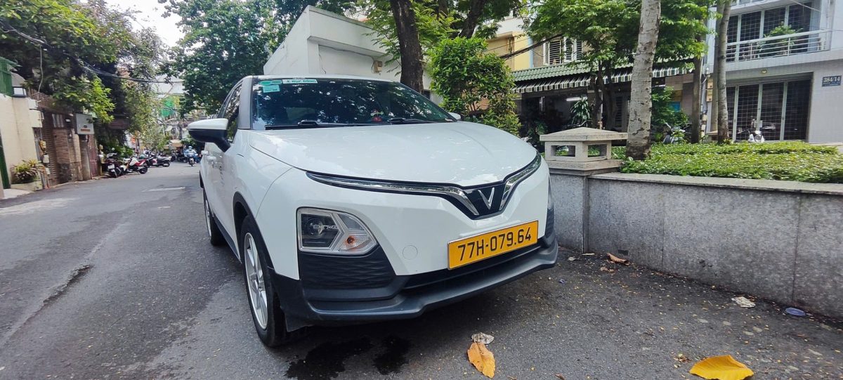 Xe VinFast VF5 4 chỗ đậu chờ đón khách